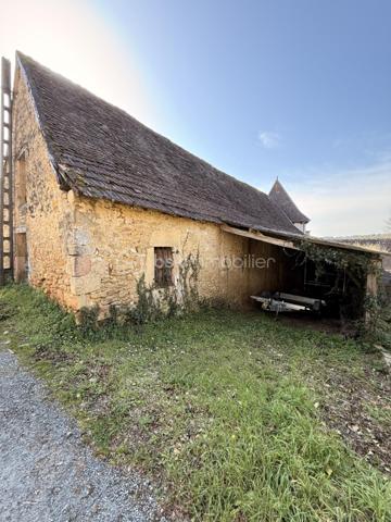 Grange à rénover – 125 m² – Hameau calme

Située sur les hauteurs d’Auriac-du-Périgord, au cœur d’un petit hameau paisible et plein de charme, cette grange en pierre d’environ 125 m² au sol offre un beau potentiel de transformation en maison d'habitation. 

Le bâtiment se compose actuellement d’un grand volume permettant d’imaginer facilement l’aménagement d’une future habitation pleine de caractère. 
Son emplacement privilégié, dans un environnement calme et naturel, en fait un lieu idéal pour un projet de résidence principale, secondaire ou locative.

Des travaux sont à prévoir, notamment la réfection de la toiture ainsi que la création d’un système d’assainissement individuel.

Cette grange représente une belle opportunité pour les amoureux de la pierre et les projets de rénovation souhaitant créer un lieu de vie sur mesure dans un cadre authentique du Périgord.


Barn to renovate – 125 m² – Quiet hamlet – Auriac-du-Périgord
Located on the heights of Auriac-du-Périgord, in the heart of a small, peaceful and charming hamlet, this stone barn of approximately 125 m² of floor space offers great potential to be converted into a residential home.
The building currently consists of a large open space, making it easy to imagine the layout of a future characterful home.
Its privileged location in a quiet and natural setting makes it an ideal place for a main residence, holiday home, or rental project.
Renovation work will be required, including roof repairs and the installation of an individual sanitation system.
This barn represents a great opportunity for lovers of stone buildings and renovation projects, wishing to create a bespoke living space in the authentic setting of the Périgord.