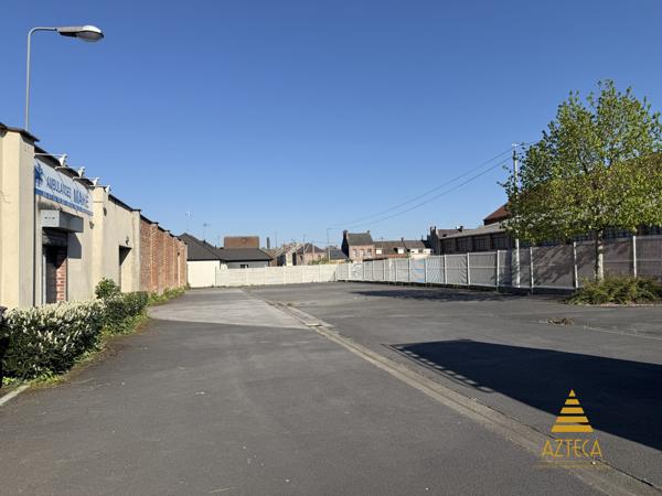 RARE – Ensemble professionnel 750 m² | Plein centre de Caudry | Parking privé clôturé ~100 véhicules