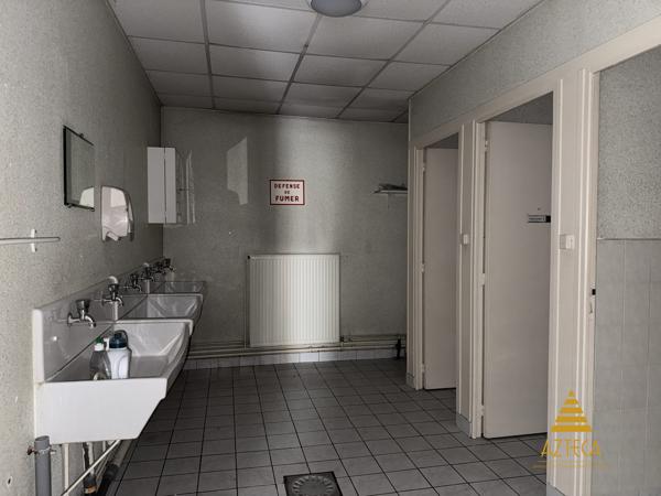 RARE – Ensemble professionnel 750 m² | Plein centre de Caudry | Parking privé clôturé ~100 véhicules