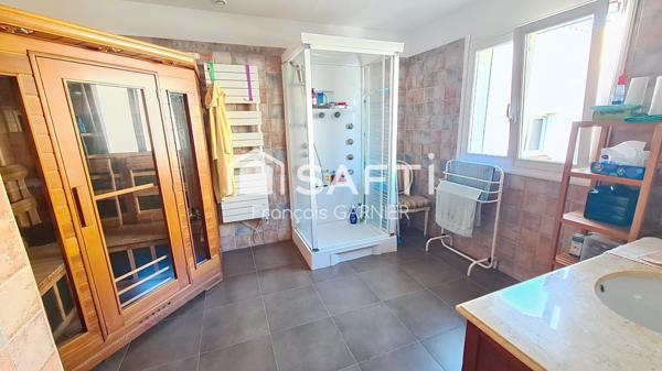 Maison T6 d'environ 194 m² implantée sur 327 m²