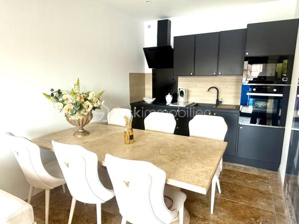 📍 ROANNE 

🏡 RARE SUR LE SECTEUR – ENSEMBLE IMMOBILIER DE 3 MAISONS RÉCENTES

Vous recherchez un investissement rentable ou un projet familial d’exception ? Ne cherchez plus !

Découvrez cet ensemble immobilier composé de trois maisons récentes achevées en 2025, édifiées sur une même parcelle de 548 m², offrant un cadre de vie paisible tout en restant à proximité immédiate des commodités et des principaux axes du Roannais.

Les habitations :

🏠 Une maison de 80 m²
🏠 Deux maisons de 55 m²

Chaque logement dispose de :

* Deux chambres (dont une maison avec une chambre aménagée en grand dressing),
* Une belle pièce de vie lumineuse avec cuisine ouverte sur le salon,
* Une salle de bains entièrement habillée de travertin, tout comme les sols,
* Climatisation réversible par pompe à chaleur,
* Double vitrage PVC et aluminium,
* Volets roulants électriques,
* Tout-à-l’égout.

À noter : une des maisons reste à personnaliser avec l’installation de sa cuisine, vous laissant la possibilité de l’aménager selon vos envies.

Des prestations de qualité

Construits très récemment avec des matériaux nobles, ces logements bénéficient d’une excellente isolation et d’une performance énergétique classée B, garantissant un confort optimal et de faibles consommations énergétiques.

Les atouts qui font la différence

✅ Trois entrées totalement indépendantes
✅ Aucun travaux à prévoir : posez simplement vos meubles !
✅ Environnement calme et agréable
✅ Construction récente et soignée
✅ Produit rare sur le marché

Un investissement particulièrement attractif

Cet ensemble offre de nombreuses possibilités :

* Résidence principale avec logements pour la famille,
* Projet intergénérationnel,
* Location classique,
* Ou investissement locatif avec une rentabilité immédiate.

💰 Potentiel locatif estimé à environ 2 300 € de loyers mensuels.