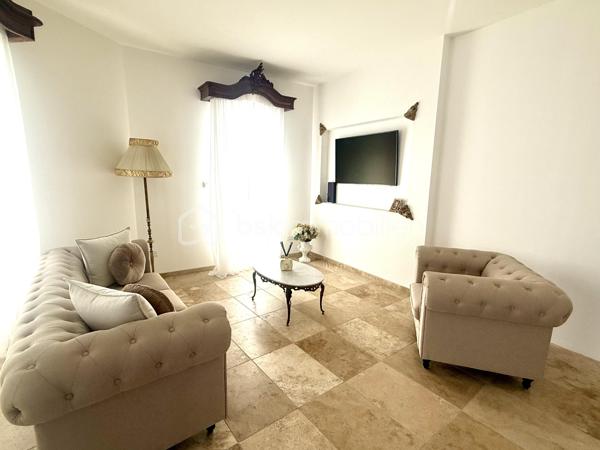 📍 ROANNE 

🏡 RARE SUR LE SECTEUR – ENSEMBLE IMMOBILIER DE 3 MAISONS RÉCENTES

Vous recherchez un investissement rentable ou un projet familial d’exception ? Ne cherchez plus !

Découvrez cet ensemble immobilier composé de trois maisons récentes achevées en 2025, édifiées sur une même parcelle de 548 m², offrant un cadre de vie paisible tout en restant à proximité immédiate des commodités et des principaux axes du Roannais.

Les habitations :

🏠 Une maison de 80 m²
🏠 Deux maisons de 55 m²

Chaque logement dispose de :

* Deux chambres (dont une maison avec une chambre aménagée en grand dressing),
* Une belle pièce de vie lumineuse avec cuisine ouverte sur le salon,
* Une salle de bains entièrement habillée de travertin, tout comme les sols,
* Climatisation réversible par pompe à chaleur,
* Double vitrage PVC et aluminium,
* Volets roulants électriques,
* Tout-à-l’égout.

À noter : une des maisons reste à personnaliser avec l’installation de sa cuisine, vous laissant la possibilité de l’aménager selon vos envies.

Des prestations de qualité

Construits très récemment avec des matériaux nobles, ces logements bénéficient d’une excellente isolation et d’une performance énergétique classée B, garantissant un confort optimal et de faibles consommations énergétiques.

Les atouts qui font la différence

✅ Trois entrées totalement indépendantes
✅ Aucun travaux à prévoir : posez simplement vos meubles !
✅ Environnement calme et agréable
✅ Construction récente et soignée
✅ Produit rare sur le marché

Un investissement particulièrement attractif

Cet ensemble offre de nombreuses possibilités :

* Résidence principale avec logements pour la famille,
* Projet intergénérationnel,
* Location classique,
* Ou investissement locatif avec une rentabilité immédiate.

💰 Potentiel locatif estimé à environ 2 300 € de loyers mensuels.