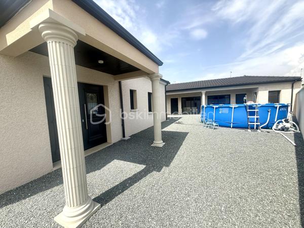 📍 ROANNE 

🏡 RARE SUR LE SECTEUR – ENSEMBLE IMMOBILIER DE 3 MAISONS RÉCENTES

Vous recherchez un investissement rentable ou un projet familial d’exception ? Ne cherchez plus !

Découvrez cet ensemble immobilier composé de trois maisons récentes achevées en 2025, édifiées sur une même parcelle de 548 m², offrant un cadre de vie paisible tout en restant à proximité immédiate des commodités et des principaux axes du Roannais.

Les habitations :

🏠 Une maison de 80 m²
🏠 Deux maisons de 55 m²

Chaque logement dispose de :

* Deux chambres (dont une maison avec une chambre aménagée en grand dressing),
* Une belle pièce de vie lumineuse avec cuisine ouverte sur le salon,
* Une salle de bains entièrement habillée de travertin, tout comme les sols,
* Climatisation réversible par pompe à chaleur,
* Double vitrage PVC et aluminium,
* Volets roulants électriques,
* Tout-à-l’égout.

À noter : une des maisons reste à personnaliser avec l’installation de sa cuisine, vous laissant la possibilité de l’aménager selon vos envies.

Des prestations de qualité

Construits très récemment avec des matériaux nobles, ces logements bénéficient d’une excellente isolation et d’une performance énergétique classée B, garantissant un confort optimal et de faibles consommations énergétiques.

Les atouts qui font la différence

✅ Trois entrées totalement indépendantes
✅ Aucun travaux à prévoir : posez simplement vos meubles !
✅ Environnement calme et agréable
✅ Construction récente et soignée
✅ Produit rare sur le marché

Un investissement particulièrement attractif

Cet ensemble offre de nombreuses possibilités :

* Résidence principale avec logements pour la famille,
* Projet intergénérationnel,
* Location classique,
* Ou investissement locatif avec une rentabilité immédiate.

💰 Potentiel locatif estimé à environ 2 300 € de loyers mensuels.