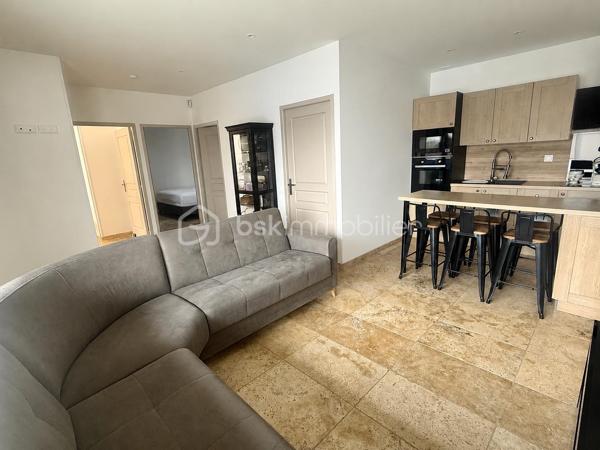 📍 ROANNE 

🏡 RARE SUR LE SECTEUR – ENSEMBLE IMMOBILIER DE 3 MAISONS RÉCENTES

Vous recherchez un investissement rentable ou un projet familial d’exception ? Ne cherchez plus !

Découvrez cet ensemble immobilier composé de trois maisons récentes achevées en 2025, édifiées sur une même parcelle de 548 m², offrant un cadre de vie paisible tout en restant à proximité immédiate des commodités et des principaux axes du Roannais.

Les habitations :

🏠 Une maison de 80 m²
🏠 Deux maisons de 55 m²

Chaque logement dispose de :

* Deux chambres (dont une maison avec une chambre aménagée en grand dressing),
* Une belle pièce de vie lumineuse avec cuisine ouverte sur le salon,
* Une salle de bains entièrement habillée de travertin, tout comme les sols,
* Climatisation réversible par pompe à chaleur,
* Double vitrage PVC et aluminium,
* Volets roulants électriques,
* Tout-à-l’égout.

À noter : une des maisons reste à personnaliser avec l’installation de sa cuisine, vous laissant la possibilité de l’aménager selon vos envies.

Des prestations de qualité

Construits très récemment avec des matériaux nobles, ces logements bénéficient d’une excellente isolation et d’une performance énergétique classée B, garantissant un confort optimal et de faibles consommations énergétiques.

Les atouts qui font la différence

✅ Trois entrées totalement indépendantes
✅ Aucun travaux à prévoir : posez simplement vos meubles !
✅ Environnement calme et agréable
✅ Construction récente et soignée
✅ Produit rare sur le marché

Un investissement particulièrement attractif

Cet ensemble offre de nombreuses possibilités :

* Résidence principale avec logements pour la famille,
* Projet intergénérationnel,
* Location classique,
* Ou investissement locatif avec une rentabilité immédiate.

💰 Potentiel locatif estimé à environ 2 300 € de loyers mensuels.
