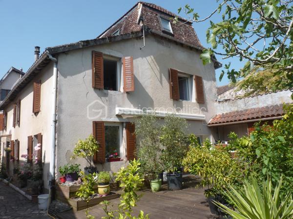 Nichée au centre ville d'Orthez, cette spacieuse maison de 170 m² datant de 1900 vous séduira par son emplacement et le calme environnant. Pénétrez dans une ambiance chaleureuse tout en profitant de la proximité de tous les commerces du centre ville à pieds.

À l'extérieur, une belle terrasse vous attend pour des instants de quiétude et de détente. De plus, une cave pratique et un grand garage complètent ce bien.

Cette maison est idéale pour ceux qui recherchent un parfait équilibre entre maison et appartement.

Pour toute visite ou renseignement, contactez Cécile ISENBART ou Magali FLOUS