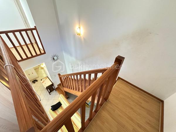 Nichée au centre ville d'Orthez, cette spacieuse maison de 170 m² datant de 1900 vous séduira par son emplacement et le calme environnant. Pénétrez dans une ambiance chaleureuse tout en profitant de la proximité de tous les commerces du centre ville à pieds.

À l'extérieur, une belle terrasse vous attend pour des instants de quiétude et de détente. De plus, une cave pratique et un grand garage complètent ce bien.

Cette maison est idéale pour ceux qui recherchent un parfait équilibre entre maison et appartement.

Pour toute visite ou renseignement, contactez Cécile ISENBART ou Magali FLOUS
