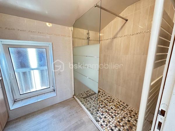 Nichée au centre ville d'Orthez, cette spacieuse maison de 170 m² datant de 1900 vous séduira par son emplacement et le calme environnant. Pénétrez dans une ambiance chaleureuse tout en profitant de la proximité de tous les commerces du centre ville à pieds.

À l'extérieur, une belle terrasse vous attend pour des instants de quiétude et de détente. De plus, une cave pratique et un grand garage complètent ce bien.

Cette maison est idéale pour ceux qui recherchent un parfait équilibre entre maison et appartement.

Pour toute visite ou renseignement, contactez Cécile ISENBART ou Magali FLOUS