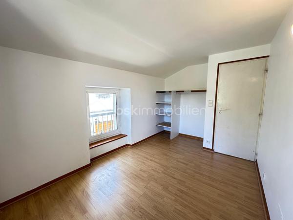 Nichée au centre ville d'Orthez, cette spacieuse maison de 170 m² datant de 1900 vous séduira par son emplacement et le calme environnant. Pénétrez dans une ambiance chaleureuse tout en profitant de la proximité de tous les commerces du centre ville à pieds.

À l'extérieur, une belle terrasse vous attend pour des instants de quiétude et de détente. De plus, une cave pratique et un grand garage complètent ce bien.

Cette maison est idéale pour ceux qui recherchent un parfait équilibre entre maison et appartement.

Pour toute visite ou renseignement, contactez Cécile ISENBART ou Magali FLOUS