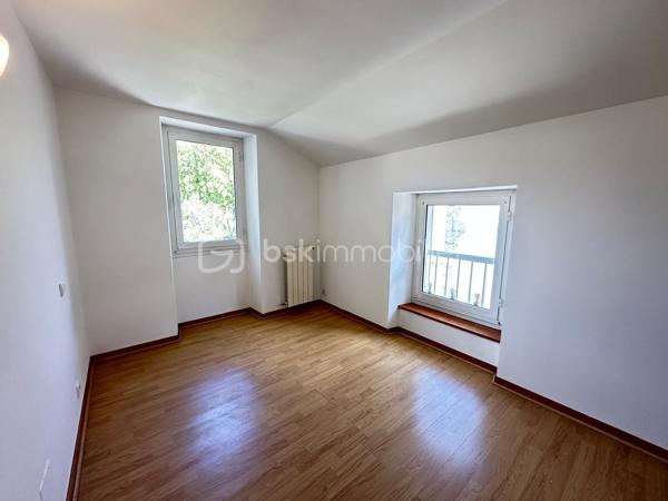 Nichée au centre ville d'Orthez, cette spacieuse maison de 170 m² datant de 1900 vous séduira par son emplacement et le calme environnant. Pénétrez dans une ambiance chaleureuse tout en profitant de la proximité de tous les commerces du centre ville à pieds.

À l'extérieur, une belle terrasse vous attend pour des instants de quiétude et de détente. De plus, une cave pratique et un grand garage complètent ce bien.

Cette maison est idéale pour ceux qui recherchent un parfait équilibre entre maison et appartement.

Pour toute visite ou renseignement, contactez Cécile ISENBART ou Magali FLOUS