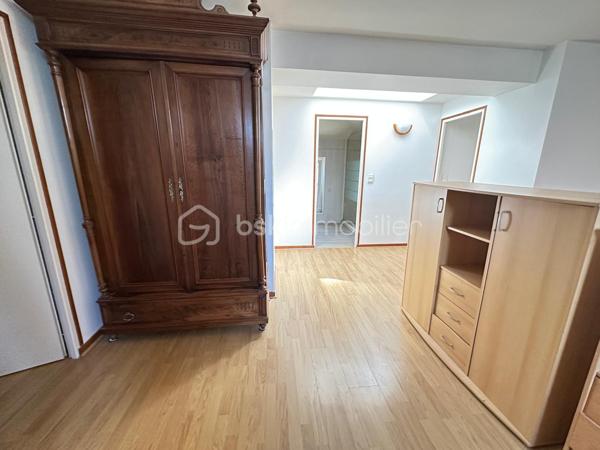 Nichée au centre ville d'Orthez, cette spacieuse maison de 170 m² datant de 1900 vous séduira par son emplacement et le calme environnant. Pénétrez dans une ambiance chaleureuse tout en profitant de la proximité de tous les commerces du centre ville à pieds.

À l'extérieur, une belle terrasse vous attend pour des instants de quiétude et de détente. De plus, une cave pratique et un grand garage complètent ce bien.

Cette maison est idéale pour ceux qui recherchent un parfait équilibre entre maison et appartement.

Pour toute visite ou renseignement, contactez Cécile ISENBART ou Magali FLOUS