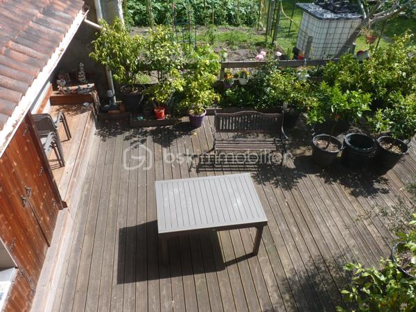Nichée au centre ville d'Orthez, cette spacieuse maison de 170 m² datant de 1900 vous séduira par son emplacement et le calme environnant. Pénétrez dans une ambiance chaleureuse tout en profitant de la proximité de tous les commerces du centre ville à pieds.

À l'extérieur, une belle terrasse vous attend pour des instants de quiétude et de détente. De plus, une cave pratique et un grand garage complètent ce bien.

Cette maison est idéale pour ceux qui recherchent un parfait équilibre entre maison et appartement.

Pour toute visite ou renseignement, contactez Cécile ISENBART ou Magali FLOUS