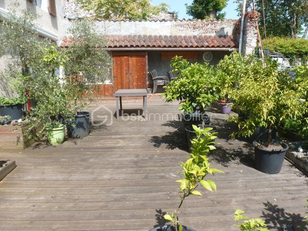 Nichée au centre ville d'Orthez, cette spacieuse maison de 170 m² datant de 1900 vous séduira par son emplacement et le calme environnant. Pénétrez dans une ambiance chaleureuse tout en profitant de la proximité de tous les commerces du centre ville à pieds.

À l'extérieur, une belle terrasse vous attend pour des instants de quiétude et de détente. De plus, une cave pratique et un grand garage complètent ce bien.

Cette maison est idéale pour ceux qui recherchent un parfait équilibre entre maison et appartement.

Pour toute visite ou renseignement, contactez Cécile ISENBART ou Magali FLOUS