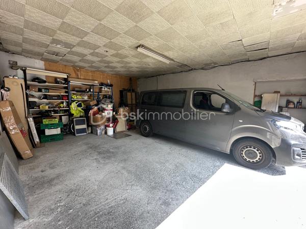Nichée au centre ville d'Orthez, cette spacieuse maison de 170 m² datant de 1900 vous séduira par son emplacement et le calme environnant. Pénétrez dans une ambiance chaleureuse tout en profitant de la proximité de tous les commerces du centre ville à pieds.

À l'extérieur, une belle terrasse vous attend pour des instants de quiétude et de détente. De plus, une cave pratique et un grand garage complètent ce bien.

Cette maison est idéale pour ceux qui recherchent un parfait équilibre entre maison et appartement.

Pour toute visite ou renseignement, contactez Cécile ISENBART ou Magali FLOUS