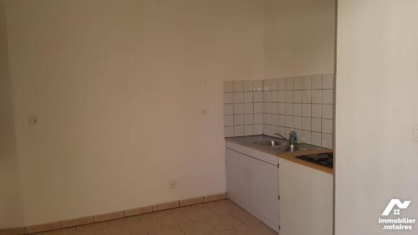 ENV 20MN de SOISSONS sur le secteur de VAILLY SUR AISNE proche du centre ville, immeuble de rap...