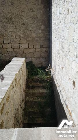 ENV 20MN de SOISSONS sur le secteur de VAILLY SUR AISNE proche du centre ville, immeuble de rap...