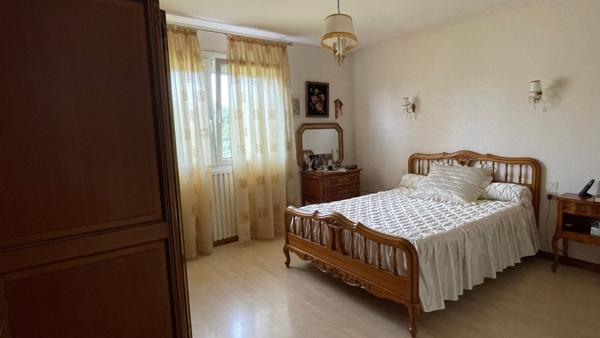 MAISON SPACIEUSE TRADITIONNELLE  7 PIECES 3000 M² TERRAIN DASLES 25230