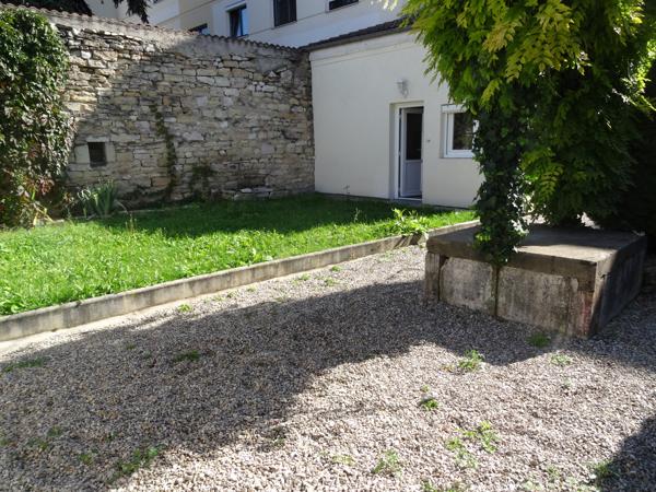 Rez de jardin
                                                                                                                                                                                                                                                                                                                        2 pièce(s)                                                                                                                                                                                                          1 chambre(s)                                                                                                                                                                                                          34  m²