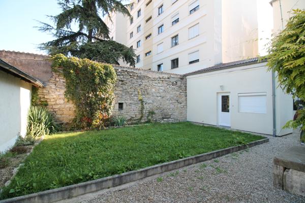 Rez de jardin
                                                                                                                                                                                                                                                                                                                        2 pièce(s)                                                                                                                                                                                                          1 chambre(s)                                                                                                                                                                                                          34  m²
