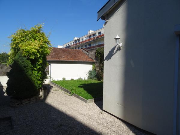 Rez de jardin
                                                                                                                                                                                                                                                                                                                        2 pièce(s)                                                                                                                                                                                                          1 chambre(s)                                                                                                                                                                                                          34  m²
