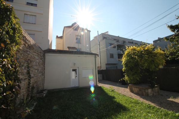 Rez de jardin
                                                                                                                                                                                                                                                                                                                        2 pièce(s)                                                                                                                                                                                                          1 chambre(s)                                                                                                                                                                                                          34  m²