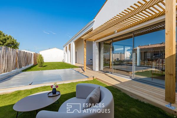 Villa neuve intimiste et lumineuse, avec terrasses et bassin