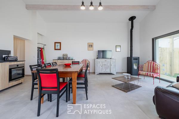 Villa neuve intimiste et lumineuse, avec terrasses et bassin