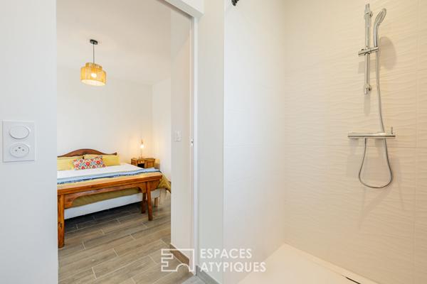 Villa neuve intimiste et lumineuse, avec terrasses et bassin