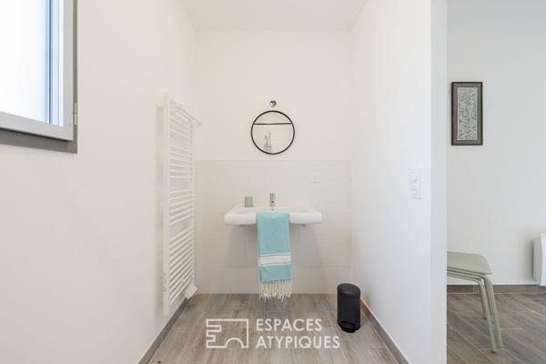 Villa neuve intimiste et lumineuse, avec terrasses et bassin