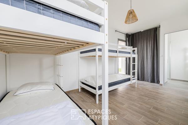 Villa neuve intimiste et lumineuse, avec terrasses et bassin