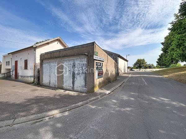 GARAGE DOUBLE offrant un espace pratique et fonctionnel, idéal pour stationner deux véhicules à l'intérieur, entreposer du matériel ou aménager un espace de stockage.

Le garage dispose de deux portes en bois côté extérieur, à l'intérieur, il est équipé de deux portes sectionnelles neuves, pouvant être motorisées et compatibles avec une installation alimentée par panneaux solaires.

Sol béton, pas d'électricité actuellement, emplacement de stationnement privatif devant le garage, jouissance d'environ un tiers de la cour commune située à l'arrière.

Un bien offrant un beau potentiel grâce à son double volume, son stationnement extérieur et son accès à la cours arrière.

Contactez-moi pour tout renseignement !!