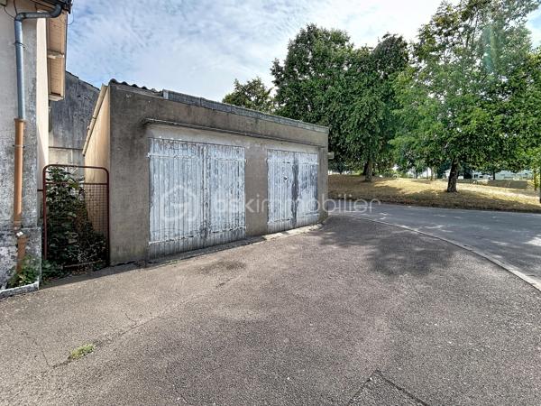 GARAGE DOUBLE offrant un espace pratique et fonctionnel, idéal pour stationner deux véhicules à l'intérieur, entreposer du matériel ou aménager un espace de stockage.

Le garage dispose de deux portes en bois côté extérieur, à l'intérieur, il est équipé de deux portes sectionnelles neuves, pouvant être motorisées et compatibles avec une installation alimentée par panneaux solaires.

Sol béton, pas d'électricité actuellement, emplacement de stationnement privatif devant le garage, jouissance d'environ un tiers de la cour commune située à l'arrière.

Un bien offrant un beau potentiel grâce à son double volume, son stationnement extérieur et son accès à la cours arrière.

Contactez-moi pour tout renseignement !!