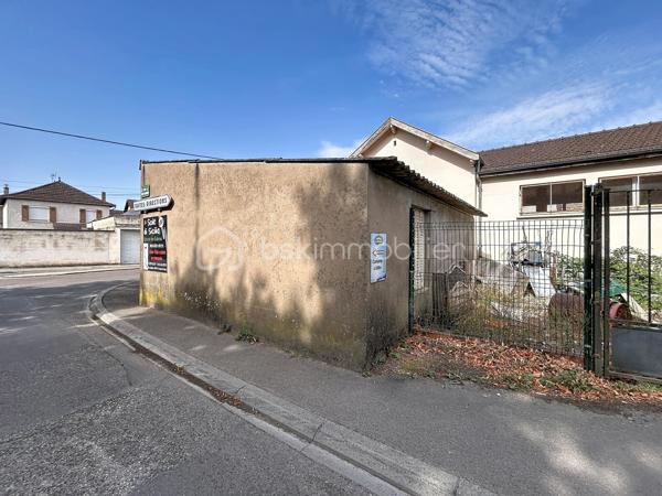 GARAGE DOUBLE offrant un espace pratique et fonctionnel, idéal pour stationner deux véhicules à l'intérieur, entreposer du matériel ou aménager un espace de stockage.

Le garage dispose de deux portes en bois côté extérieur, à l'intérieur, il est équipé de deux portes sectionnelles neuves, pouvant être motorisées et compatibles avec une installation alimentée par panneaux solaires.

Sol béton, pas d'électricité actuellement, emplacement de stationnement privatif devant le garage, jouissance d'environ un tiers de la cour commune située à l'arrière.

Un bien offrant un beau potentiel grâce à son double volume, son stationnement extérieur et son accès à la cours arrière.

Contactez-moi pour tout renseignement !!