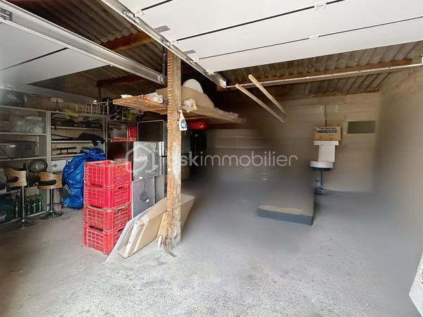 GARAGE DOUBLE offrant un espace pratique et fonctionnel, idéal pour stationner deux véhicules à l'intérieur, entreposer du matériel ou aménager un espace de stockage.

Le garage dispose de deux portes en bois côté extérieur, à l'intérieur, il est équipé de deux portes sectionnelles neuves, pouvant être motorisées et compatibles avec une installation alimentée par panneaux solaires.

Sol béton, pas d'électricité actuellement, emplacement de stationnement privatif devant le garage, jouissance d'environ un tiers de la cour commune située à l'arrière.

Un bien offrant un beau potentiel grâce à son double volume, son stationnement extérieur et son accès à la cours arrière.

Contactez-moi pour tout renseignement !!