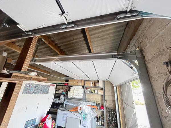 GARAGE DOUBLE offrant un espace pratique et fonctionnel, idéal pour stationner deux véhicules à l'intérieur, entreposer du matériel ou aménager un espace de stockage.

Le garage dispose de deux portes en bois côté extérieur, à l'intérieur, il est équipé de deux portes sectionnelles neuves, pouvant être motorisées et compatibles avec une installation alimentée par panneaux solaires.

Sol béton, pas d'électricité actuellement, emplacement de stationnement privatif devant le garage, jouissance d'environ un tiers de la cour commune située à l'arrière.

Un bien offrant un beau potentiel grâce à son double volume, son stationnement extérieur et son accès à la cours arrière.

Contactez-moi pour tout renseignement !!