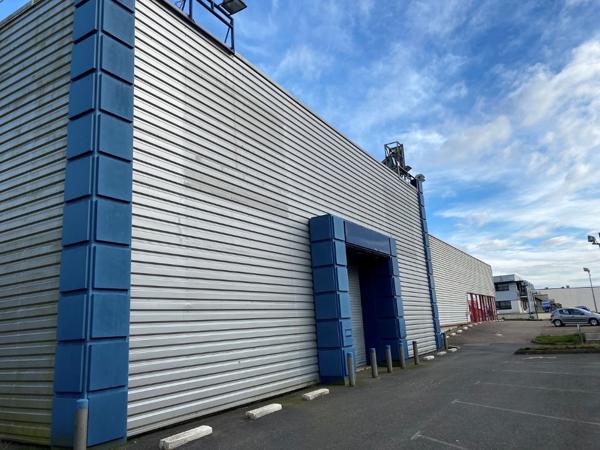 Local commercial de 553m2 à SAINT MARTIN DES CHAMPS
