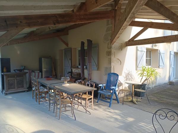 À proximité immédiate du cœur de la ville, cette demeure occupe environ 3 hectares.