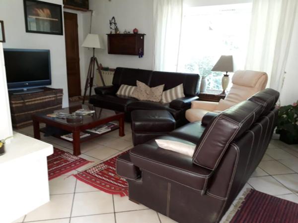 À proximité immédiate du cœur de la ville, cette demeure occupe environ 3 hectares.