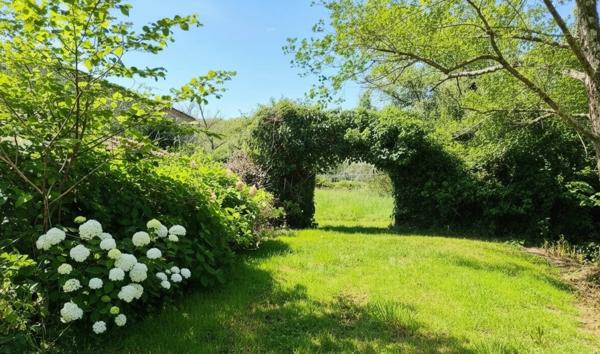 🌟 Domaine d'Exception à Aire-sur-l’Adour : Un Écrin de Nature en Plein Cœur de Ville