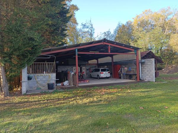 À proximité immédiate du cœur de la ville, cette demeure occupe environ 3 hectares.