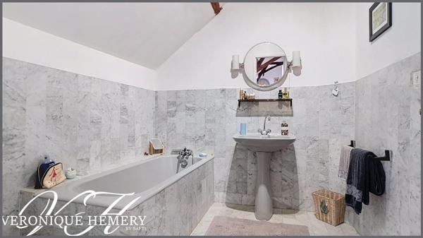 Cadre paisible pour cette propriété située en bord de rivière avec potentiel remarquable de gîte ou autre