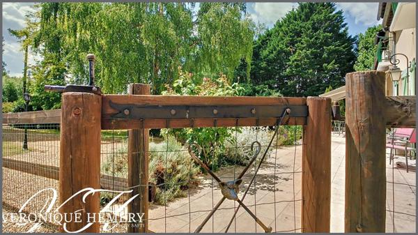 Cadre paisible pour cette propriété située en bord de rivière avec potentiel remarquable de gîte ou autre