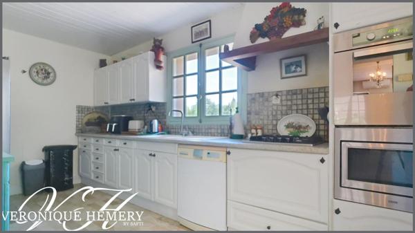 Cadre paisible pour cette propriété située en bord de rivière avec potentiel remarquable de gîte ou autre