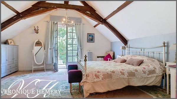 Cadre paisible pour cette propriété située en bord de rivière avec potentiel remarquable de gîte ou autre