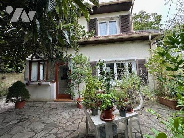 Maison de type 5 pièces, élevée sur un sous-sol partiel et édifiée sur un terrain de 394 m² (source