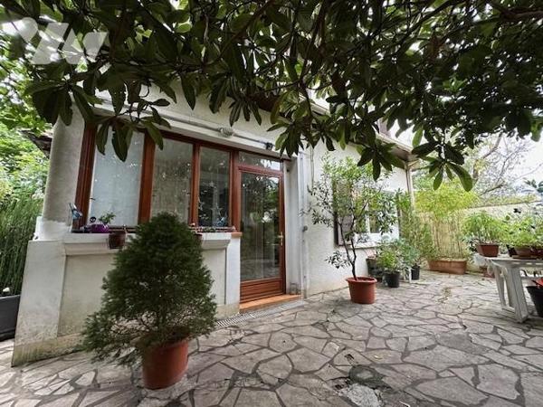 Maison de type 5 pièces, élevée sur un sous-sol partiel et édifiée sur un terrain de 394 m² (source