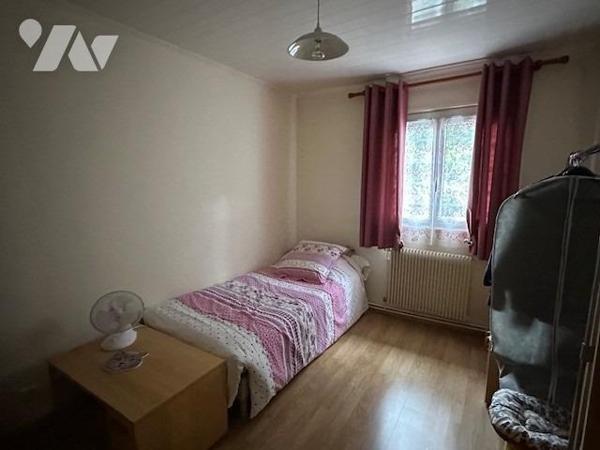 Maison de type 5 pièces, élevée sur un sous-sol partiel et édifiée sur un terrain de 394 m² (source