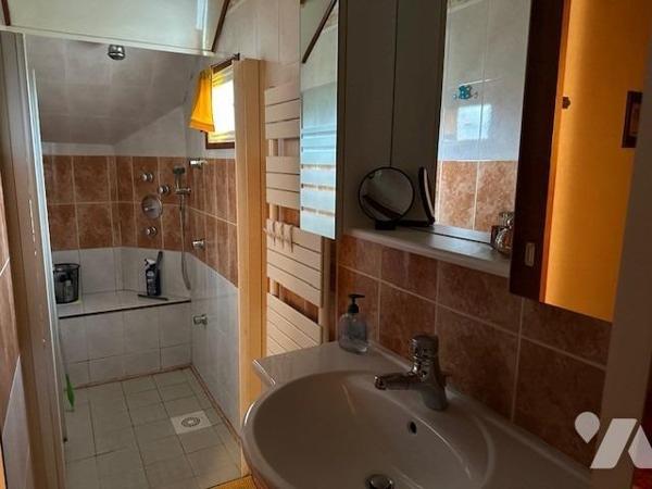 Maison de type 5 pièces, élevée sur un sous-sol partiel et édifiée sur un terrain de 394 m² (source