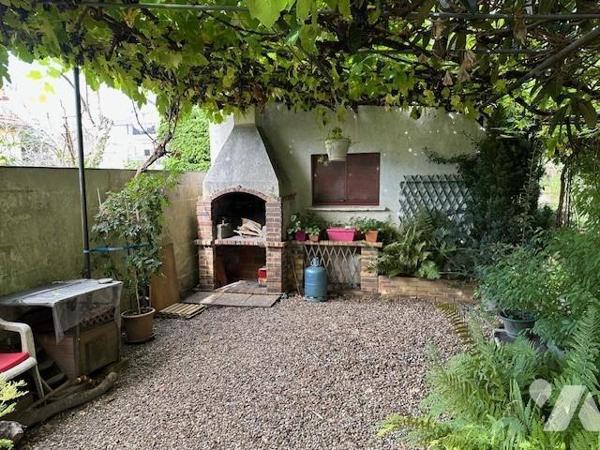 Maison de type 5 pièces, élevée sur un sous-sol partiel et édifiée sur un terrain de 394 m² (source