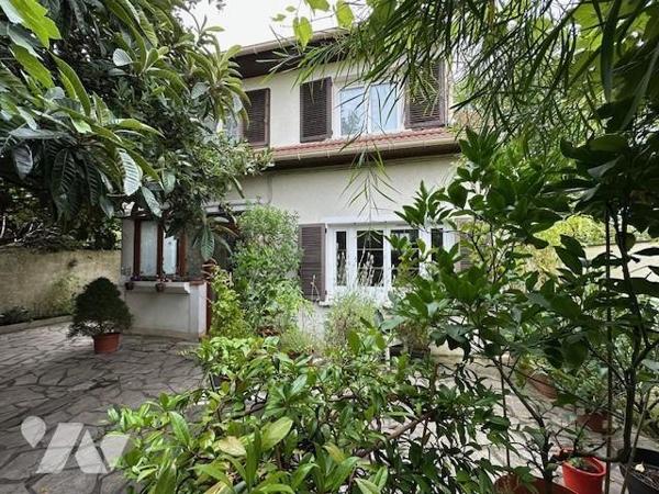 Maison de type 5 pièces, élevée sur un sous-sol partiel et édifiée sur un terrain de 394 m² (source