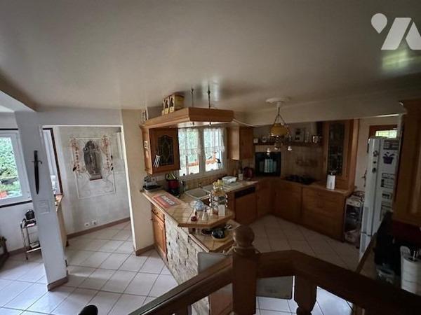 Maison de type 5 pièces, élevée sur un sous-sol partiel et édifiée sur un terrain de 394 m² (source